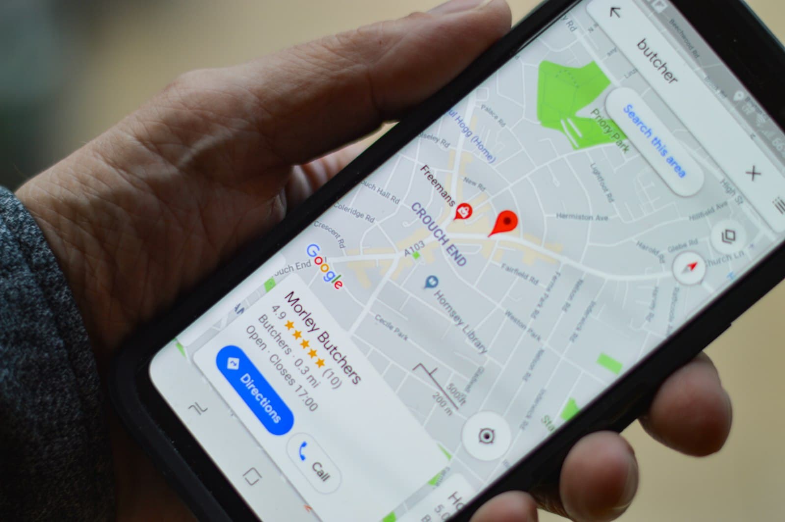SEO locale per PMI: ricerca 'vicino a me' su Google Maps da smartphone