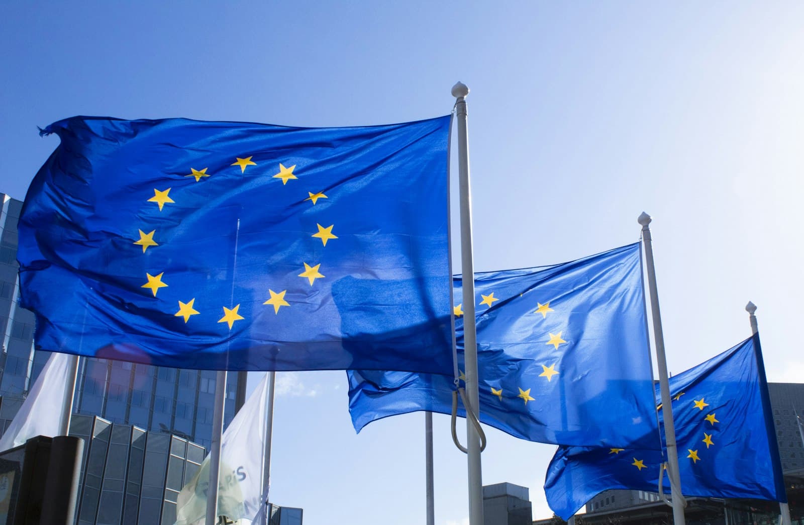 Bandiera Unione Europea simbolo regolamentazione AI Act per imprese