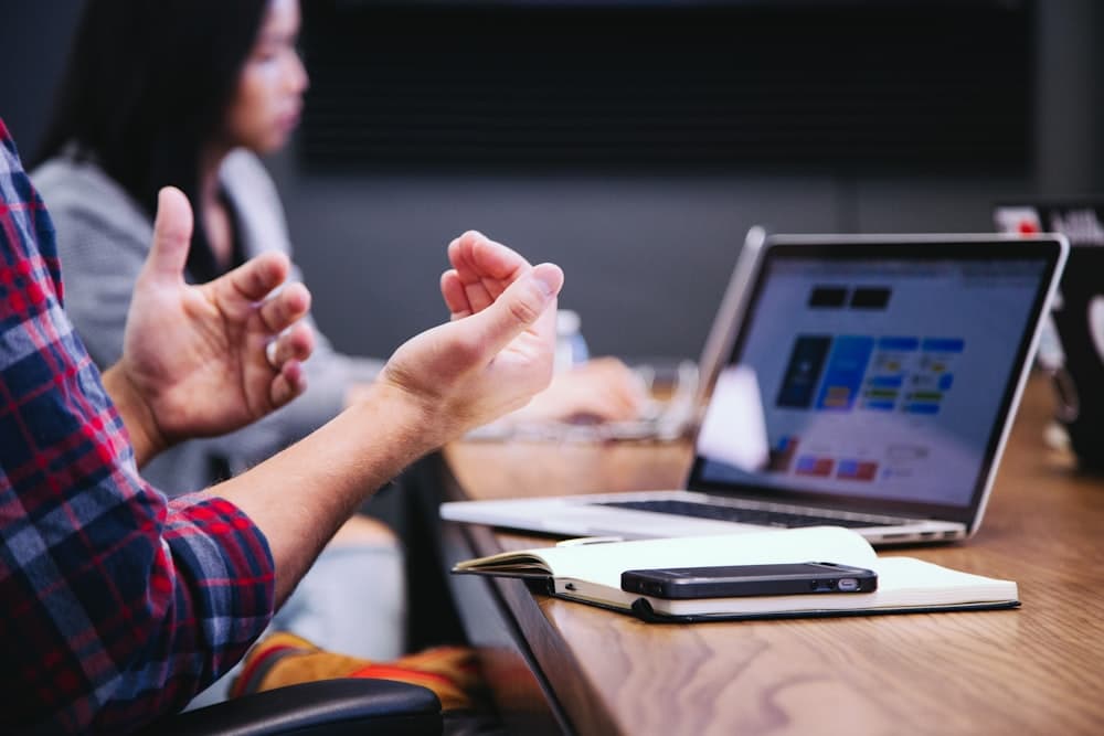 Confronto fra soluzioni gestionali durante una riunione di lavoro con laptop