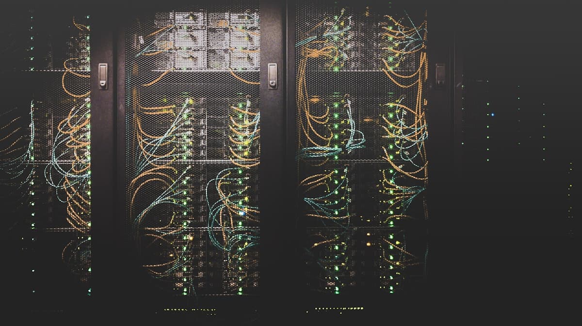 Sala server con apparati di rete sotto monitoraggio continuo