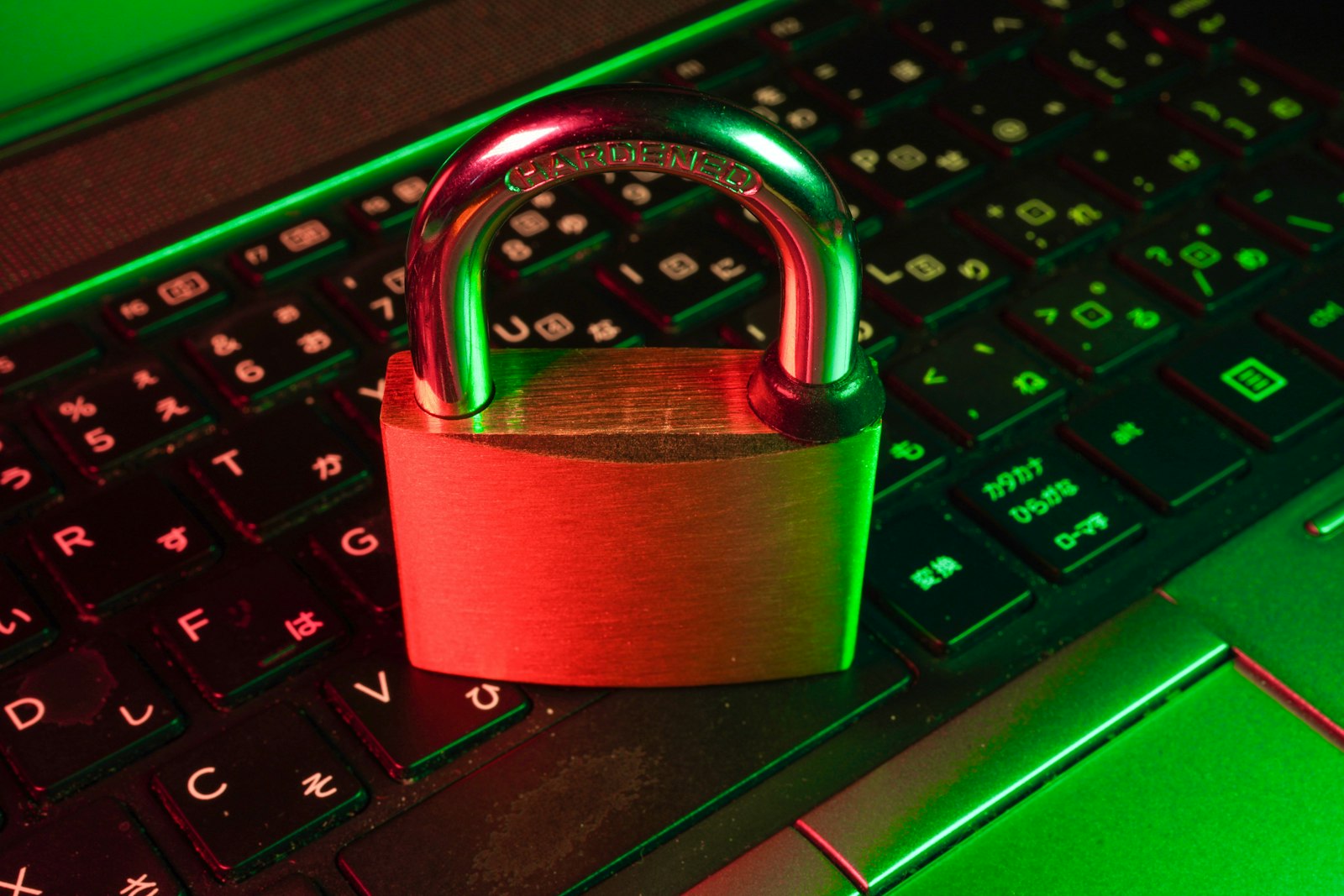 Lucchetto rosso su tastiera computer simbolo della sicurezza informatica contro attacchi phishing AI