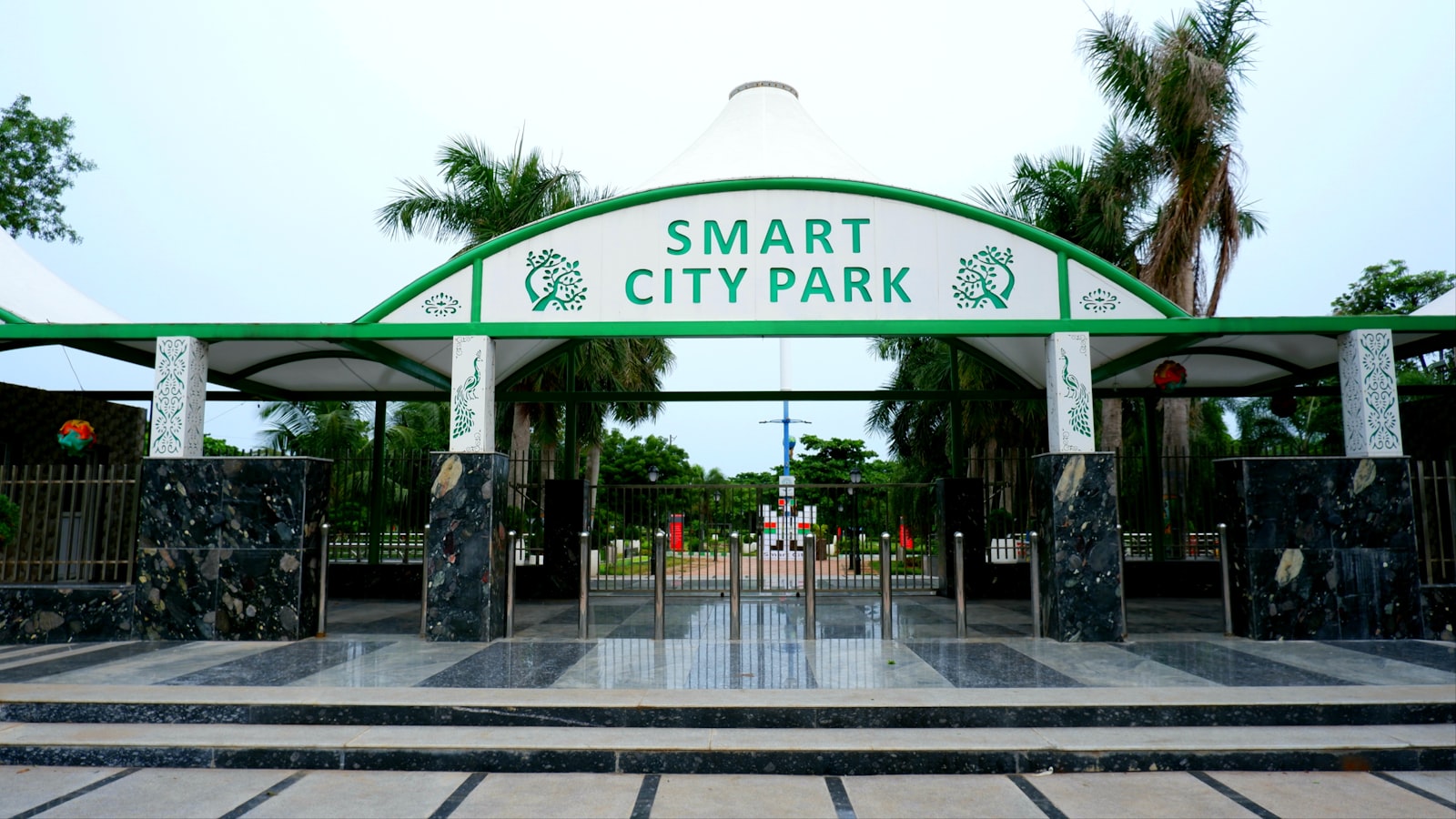 Sensori smart parking ParkCheck installati in un centro storico italiano per gestione intelligente dei parcheggi